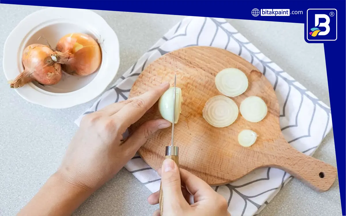 از بین بردن بوی رنگ از روی چوب با پیاز